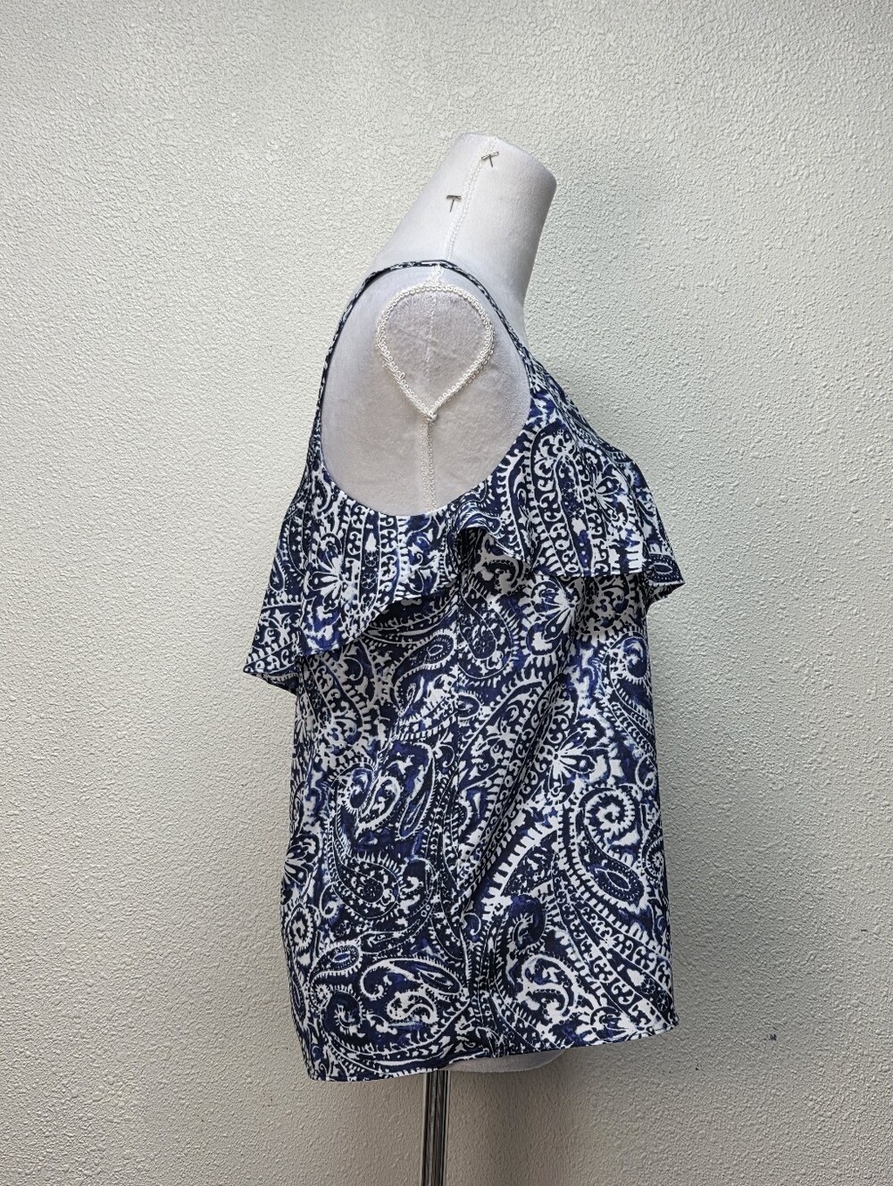 3/$15🔴 SALE LOFT Blue and White Paisley Ruffle Cami Top Blouse Size Small - Picture 4 of 5
